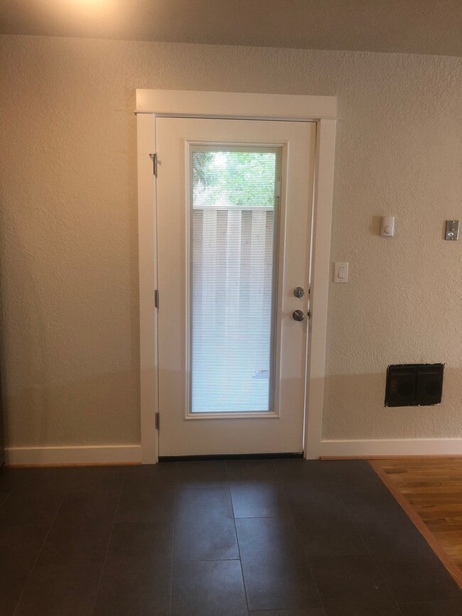 Building Photo - Taggart TownHouse Hardwood Patio Park Pets Bike Bus