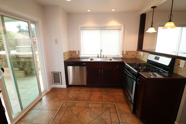 Building Photo - Gorgeous 2/Bed, 2/Bath Home in Simi Valley!