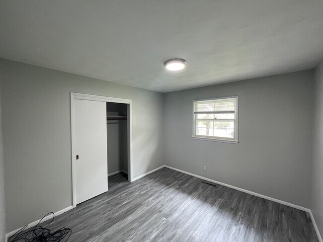 Building Photo - Beautiful 3 bedroom 1.5 bath waiting for you to call home .
