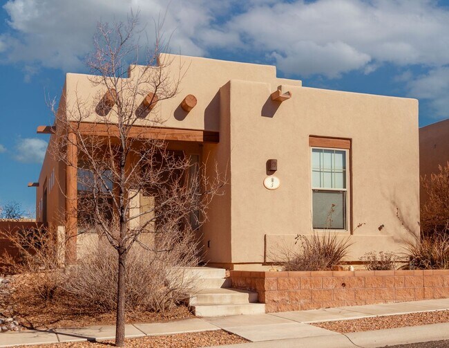 Building Photo - UNFURNISHED Gorgeous 2 Bedroom Home in Ran...