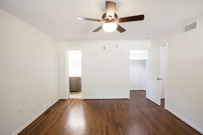 Building Photo - 10140 Shadyview Dr