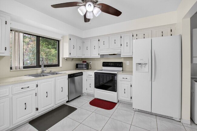 Building Photo - "Spacious 2-Bed, 2-Bath Boynton Beach Gem with Modern Granite Elegance – 1400 Sq Ft!"