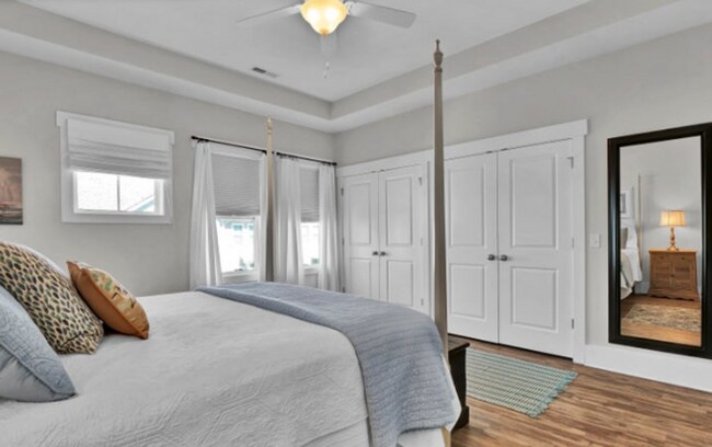 Building Photo - Spacious Summerwalk Townhome