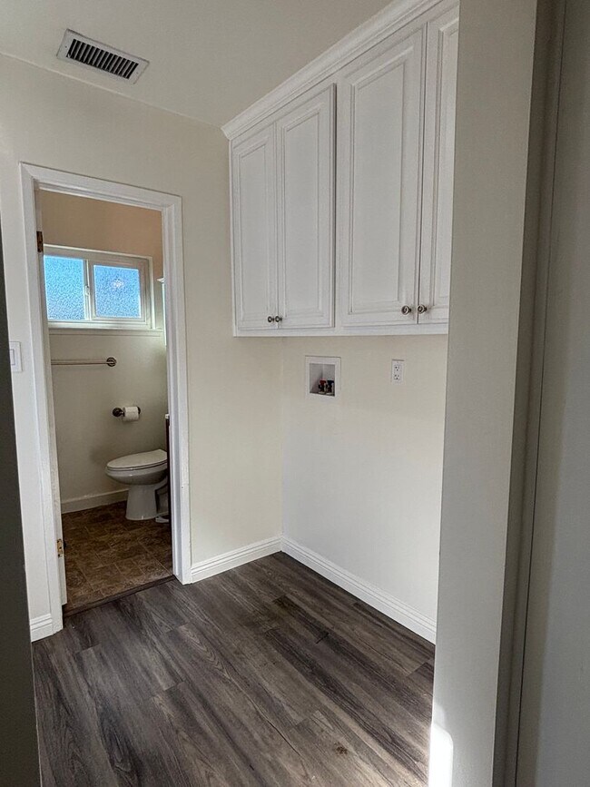 Building Photo - Spacious 3-Bedroom Home with Backyard & 2-Car Garage in Lakewood