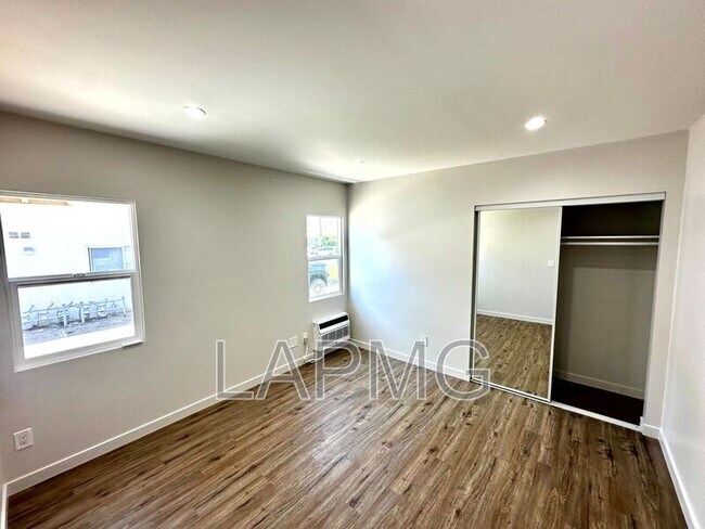 Building Photo - 2304 N Frederic St