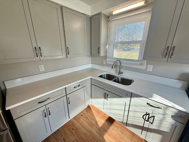 Building Photo - 1322 Shady Lawn Dr