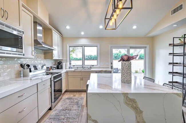 Building Photo - 7833 E Foxmore Ln