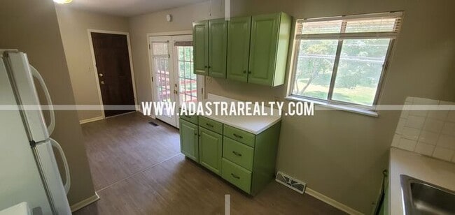 Building Photo - Spacious Shawnee Duplex-Available in SEPTE...