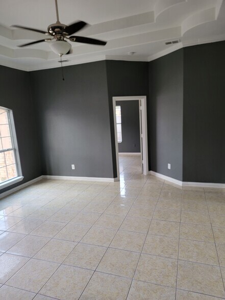 Building Photo - 610 W Blue Jay Ave