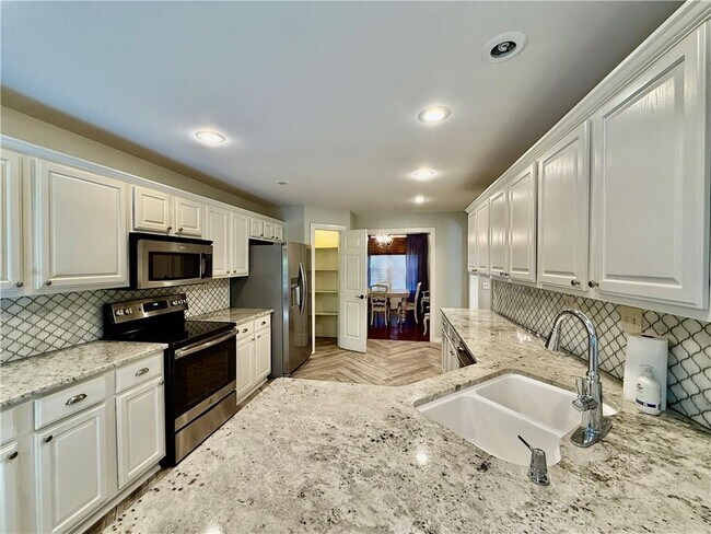 Building Photo - 305 Meadows Ct