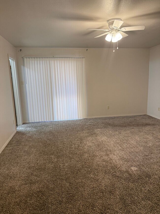 Building Photo - 2 Bedroom/ 2 Bathroom Townhome