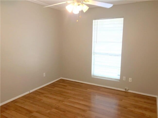 Building Photo - 5 Bedroom 3 Full Baths on the Southside