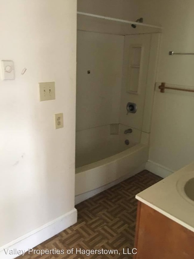 Building Photo - 3 br, 2.5 bath House - 117 N Spring St