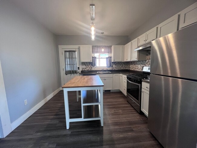 Building Photo - Cute 3 Bedroom home close to medical mile