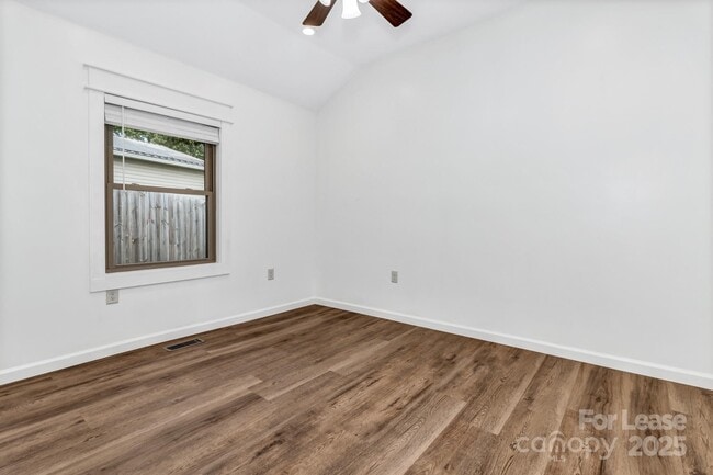 Building Photo - 150 Oak Hill Rd