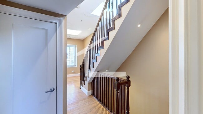 Building Photo - TOP FLOOR 2 BED 2 FLOORS + Private Rooftop Deck!!! Available 9/1/26