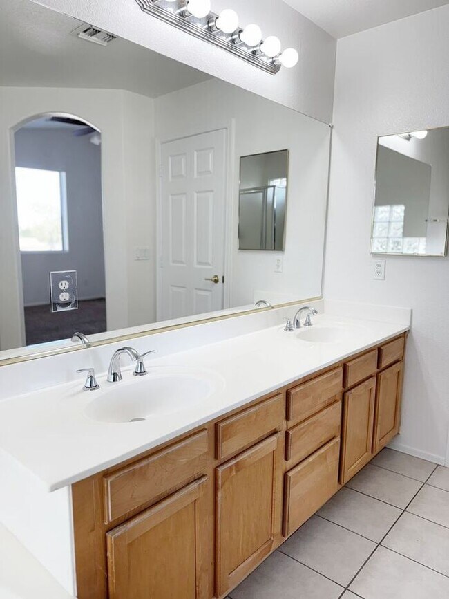 Building Photo - ABSOLUTELY STUNNING 4BR 2.5BA, OVER 2100SQFT, COMMUNITY POOL, CHANDLER