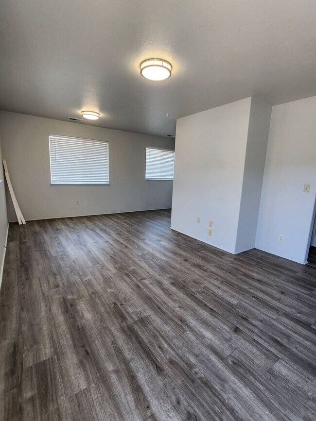 Building Photo - 352 S Calapooia St