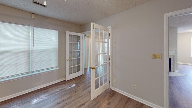 Building Photo - Charming one-story 1st level end unit condo