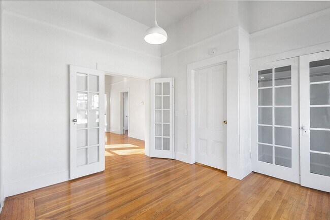 Building Photo - 1517 Willow St - 2 Bedroom | 1 Bath | Duplex