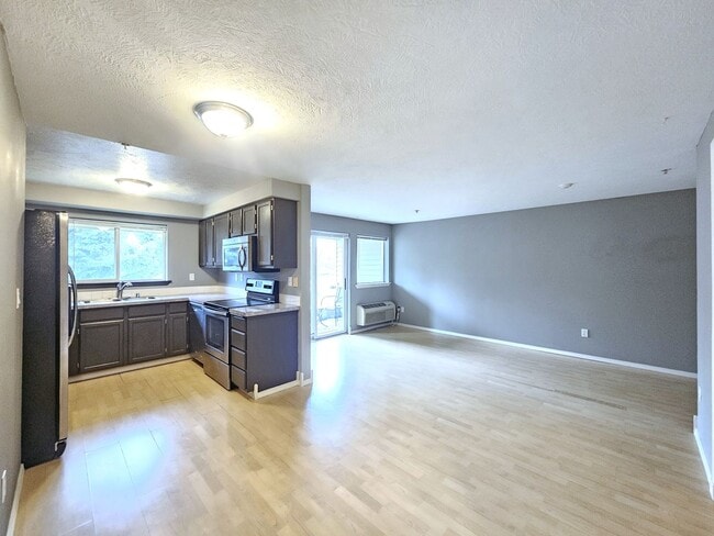 Building Photo - $1,600 - 1 Bed / 1 Bath Gorgeous Condo Unit in University District