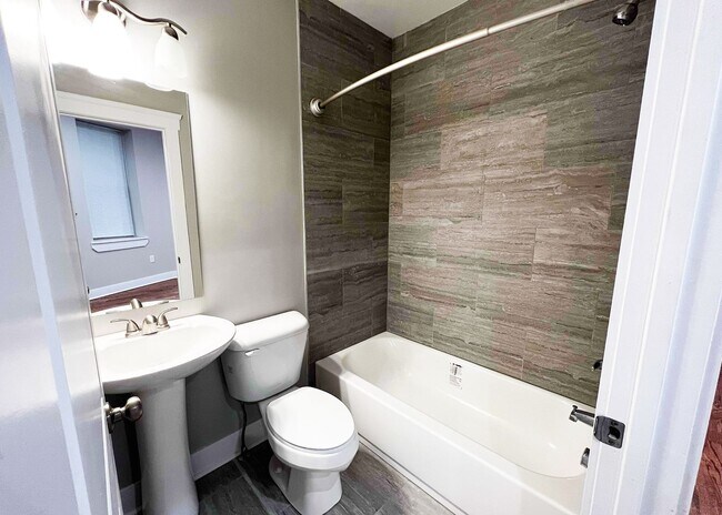 Building Photo - 3216 Bishop St