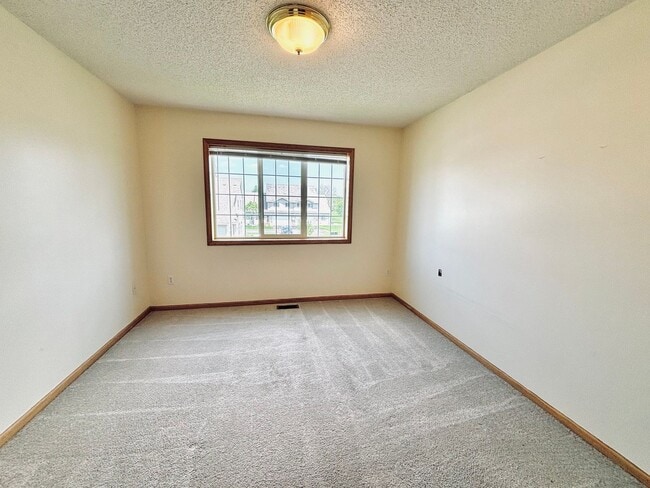 Building Photo - Spacious 3bed Townhome in Coon Rapids.  FI...