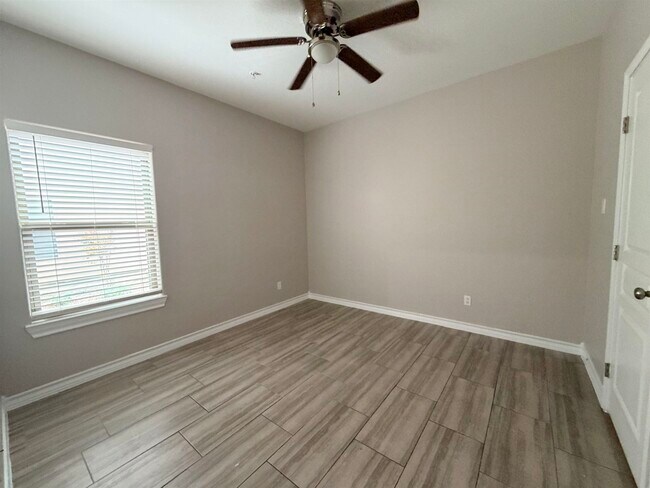 Building Photo - 5601 Cuenca Dr