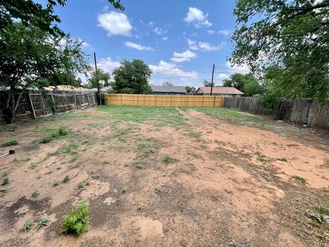 Building Photo - 4 bed 2 bath now available