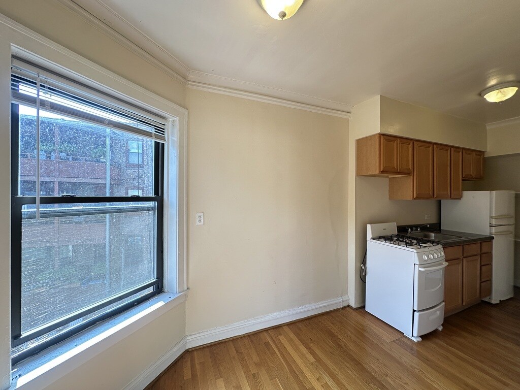 Building Photo - 4646 N Paulina St
