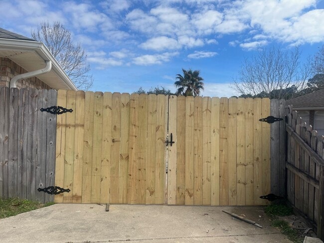 Building Photo - 5574 Huntleigh Pl