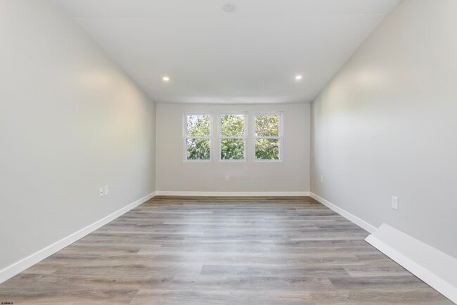 Building Photo - 137 Collins Ave