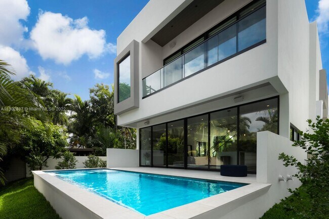 Building Photo - 1311 Bay Dr