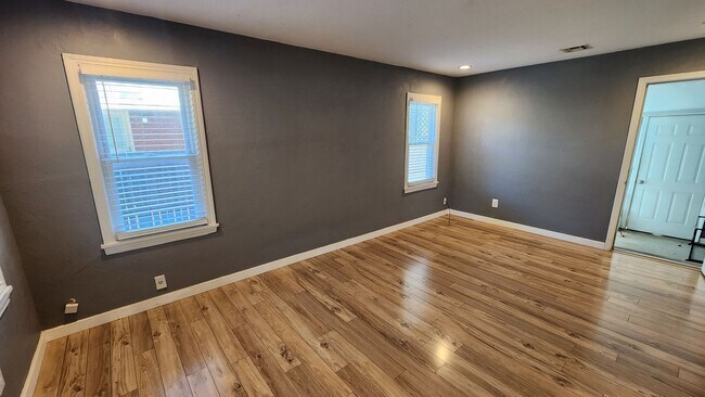 Building Photo - Beautiful 2 bedroom house with granite and central heat and air