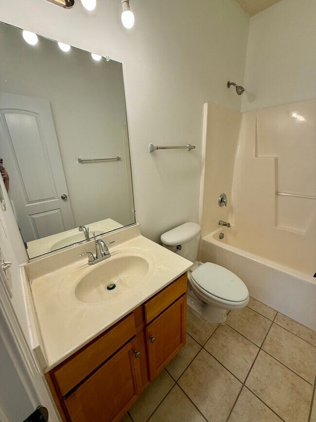 Building Photo - Three bedroom, 2 bath house in Greensboro