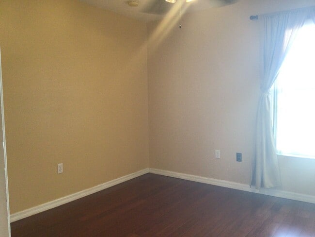 Building Photo - 410 Bloomfield Dr