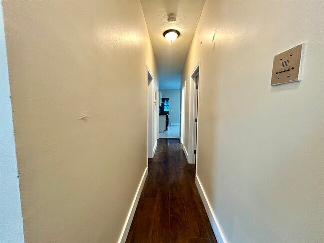 Building Photo - 16 Dalrymple St