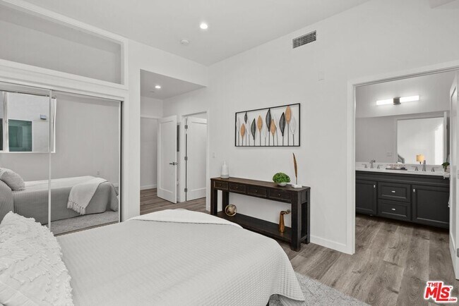 Building Photo - 5114 Cahuenga Blvd