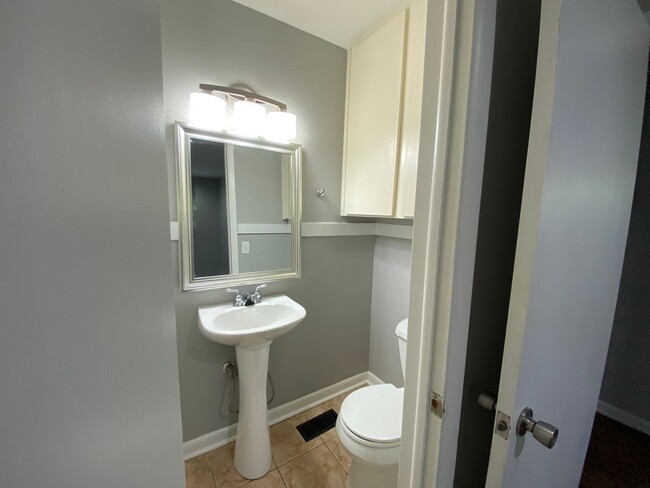 Building Photo - Charming Updated Mid-Century in Fayettevil...