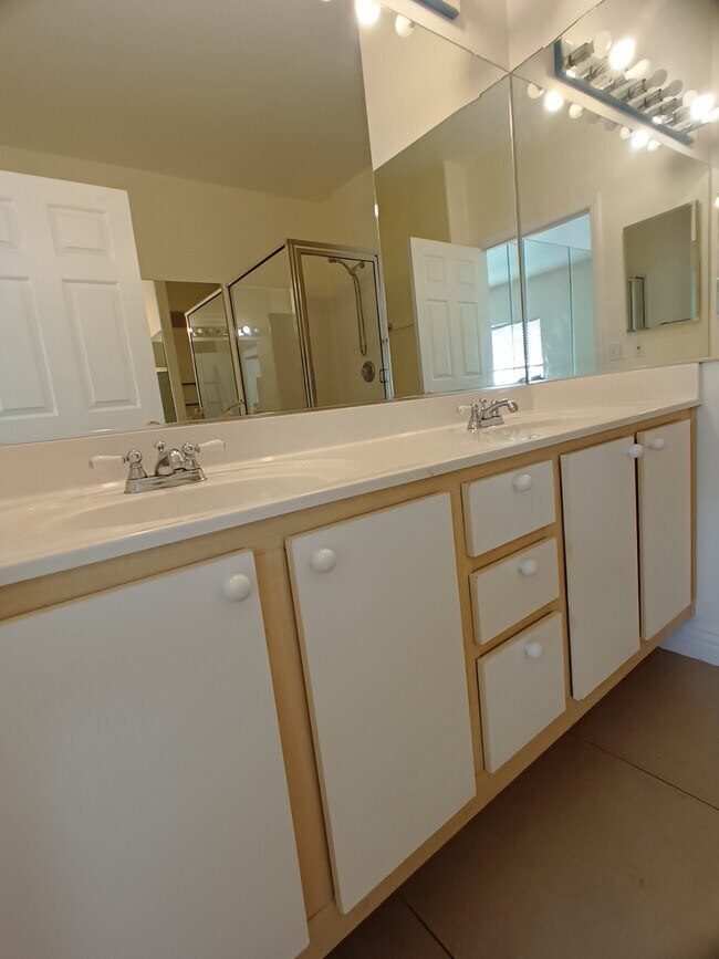 Building Photo - 855 N Stephanie St