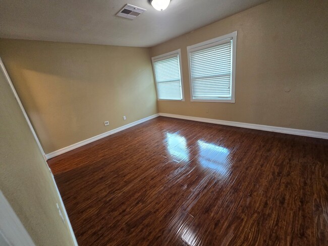 Building Photo - 833 Magnolia St