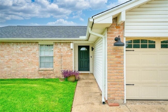 Building Photo - 1323 Oakengates Dr