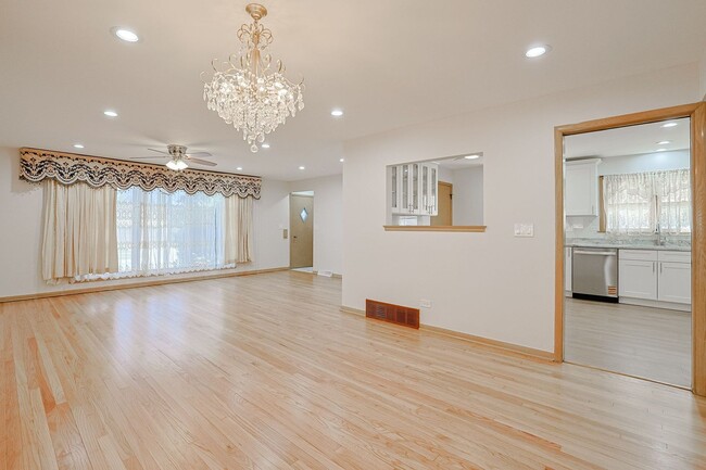 Building Photo - 475 Courtesy Ln