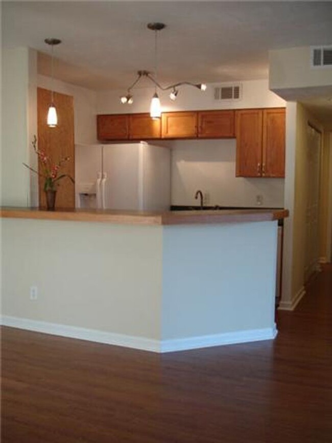 Building Photo - Location + Amenities + Covered Parking