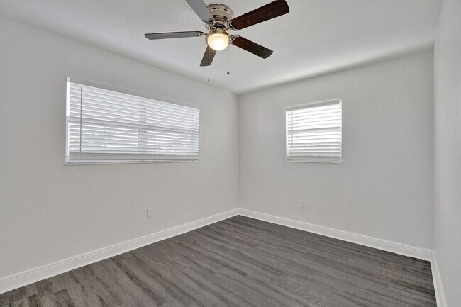 Building Photo - Beautiful 3 bedroom 2 bath Home in Miramar...