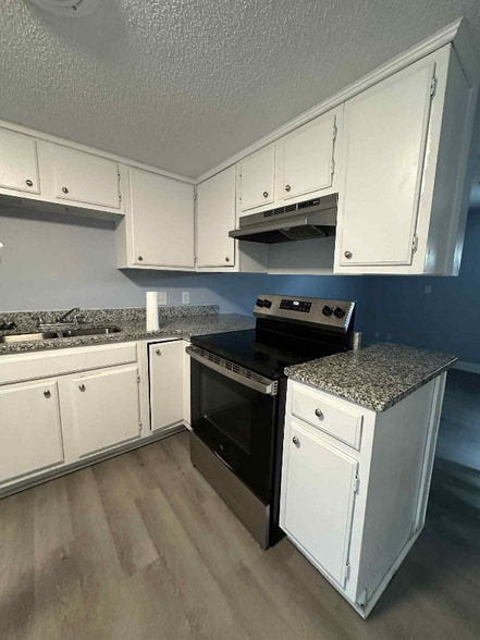 Building Photo - 824 Tanner St