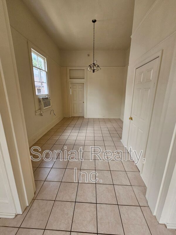 Building Photo - 422 S Salcedo St