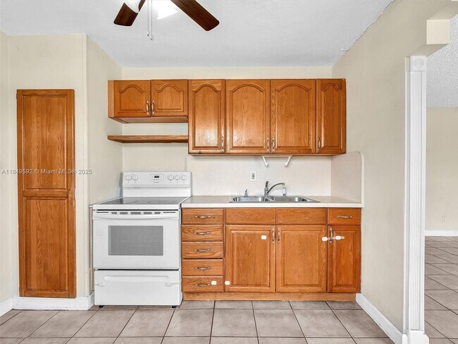 Building Photo - 5611 SW 37th St