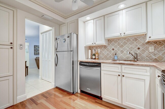 Building Photo - 3221 S Ocean Blvd