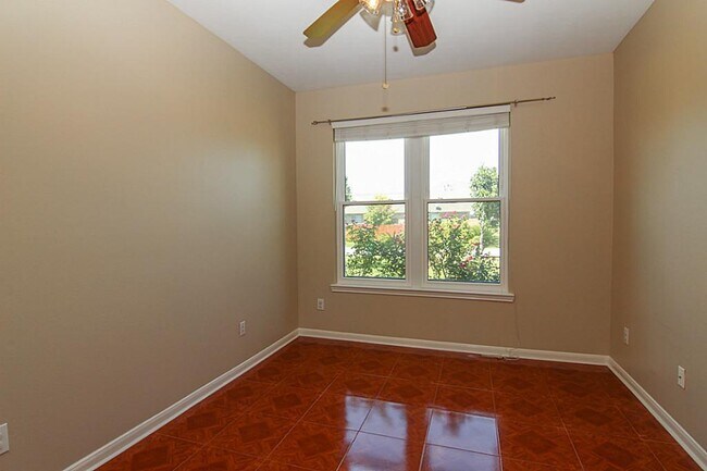 Building Photo - 2758 Laguna Pointe Dr